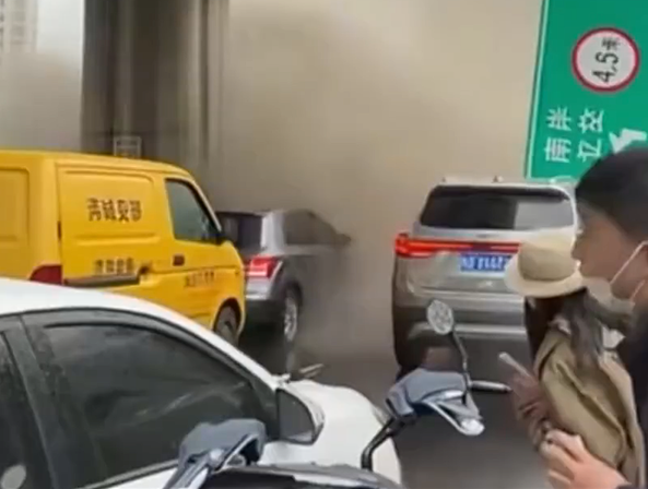 标注AI生成绝非免责条款 网民造谣立交桥倒塌被制裁