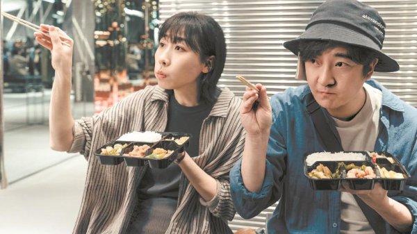 在线配资 荒诞与写实共存，《迷墙》直面中年人的生活困顿